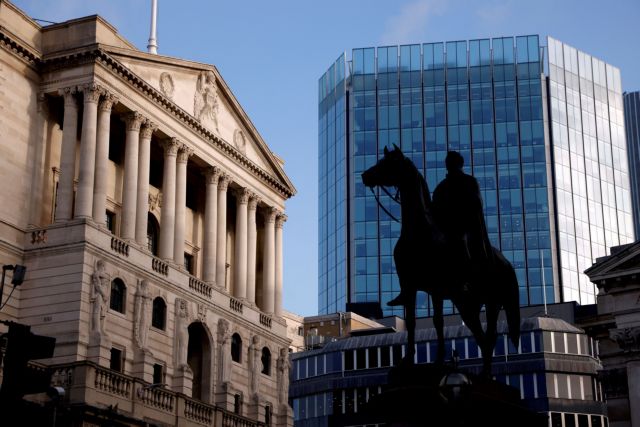 Τράπεζα της Αγγλίας: Αμετάβλητα τα επιτόκια και το πρόγραμμα αγοράς ομολόγων