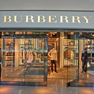 Burberry: Πρώτα λειτουργικά κέρδη μετά από δύο χρόνια