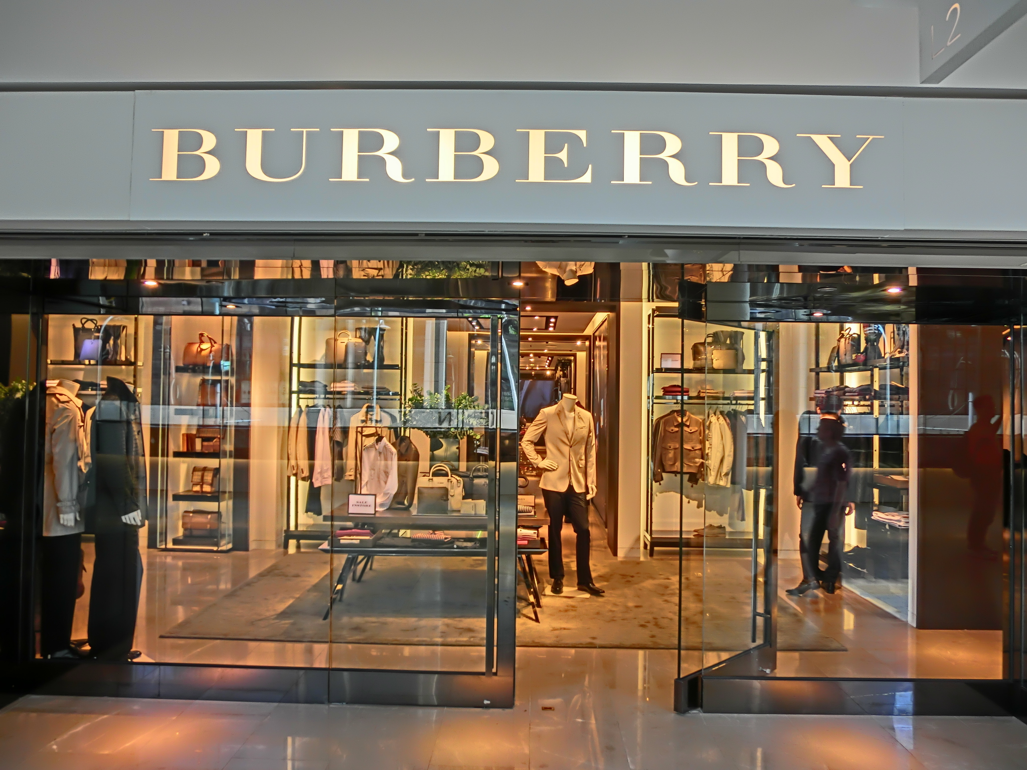 Ο CEO της Burberry αποχωρεί από την πασαρέλα αφήνοντας τη δουλειά στη μέση