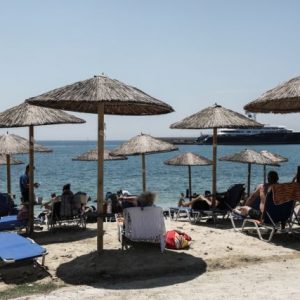 Αιγιαλός-παραλία: Με μεζούρα και κορδέλες αντί για drones οι έλεγχοι
