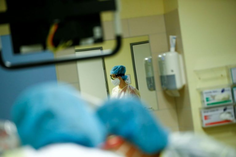 Κορωνοϊός: 781 νέα κρούσματα και 24 θάνατοι – Στους 376 οι διασωληνωμένοι