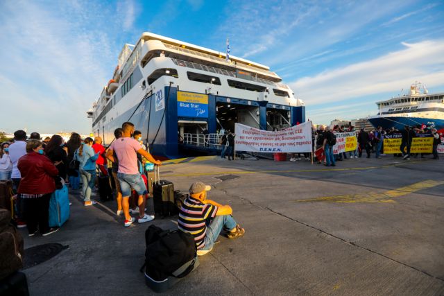 Απεργία στα πλοία: Ουρές και απίστευτη ταλαιπωρία στο λιμάνι του Πειραιά