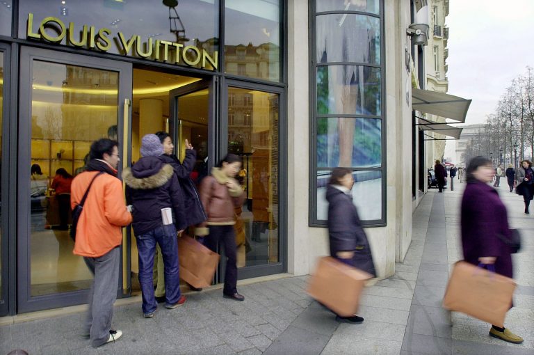LVMH: Το μέλλον του λιανικού εμπορίου δεν είναι στο διαδίκτυο αλλά στα καταστήματα