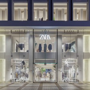 Zara: Ξεκινά να χρεώνει τις ηλεκτρονικές επιστροφές στην Ισπανία