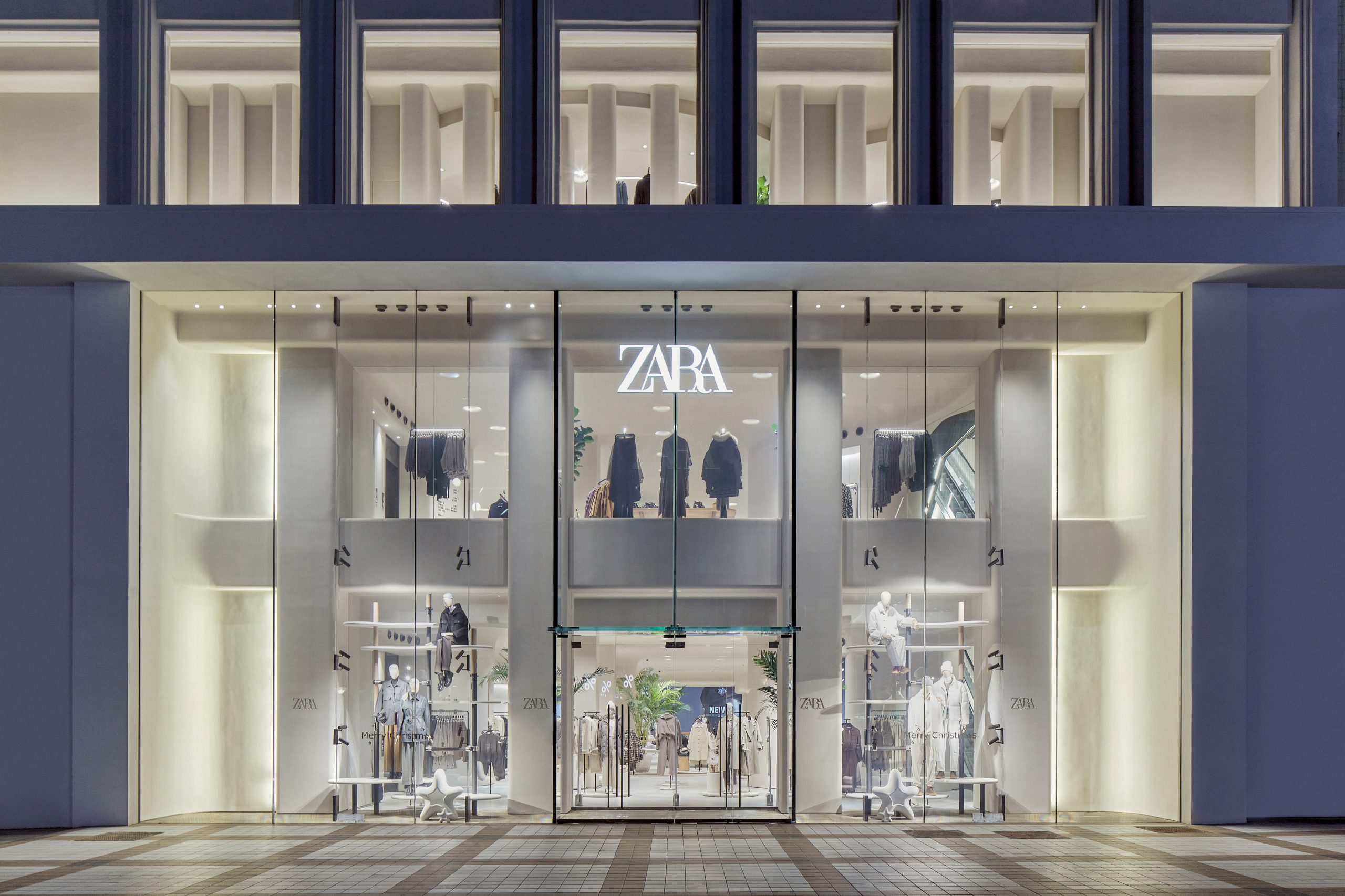 Zara: Κλείνει καταστήματα και «ράβει» κέρδη
