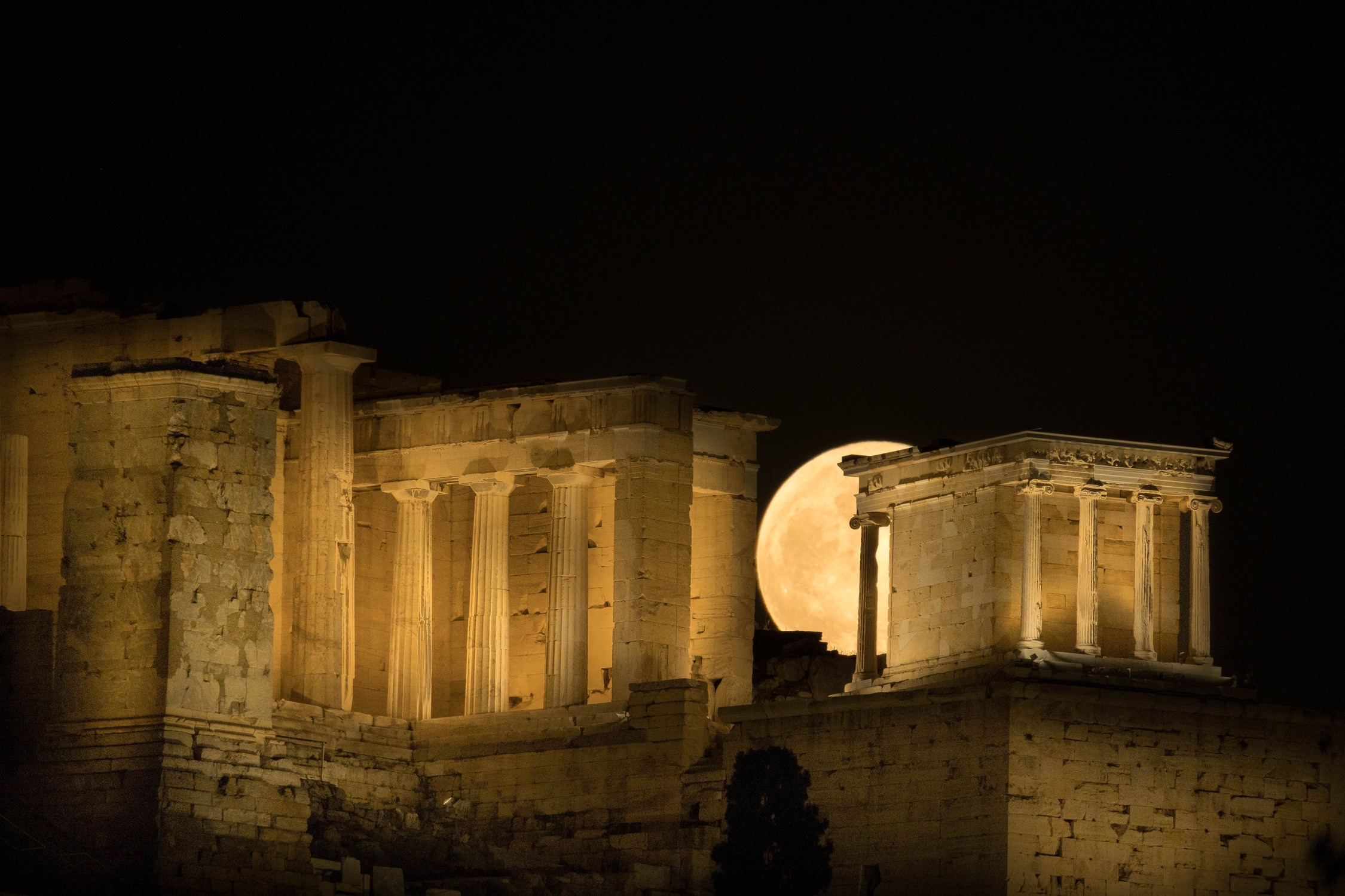 «Φεγγάρι της Φράουλας»: Τι ιδιαίτερο έχει η υπερπανσέληνος της Πέμπτης