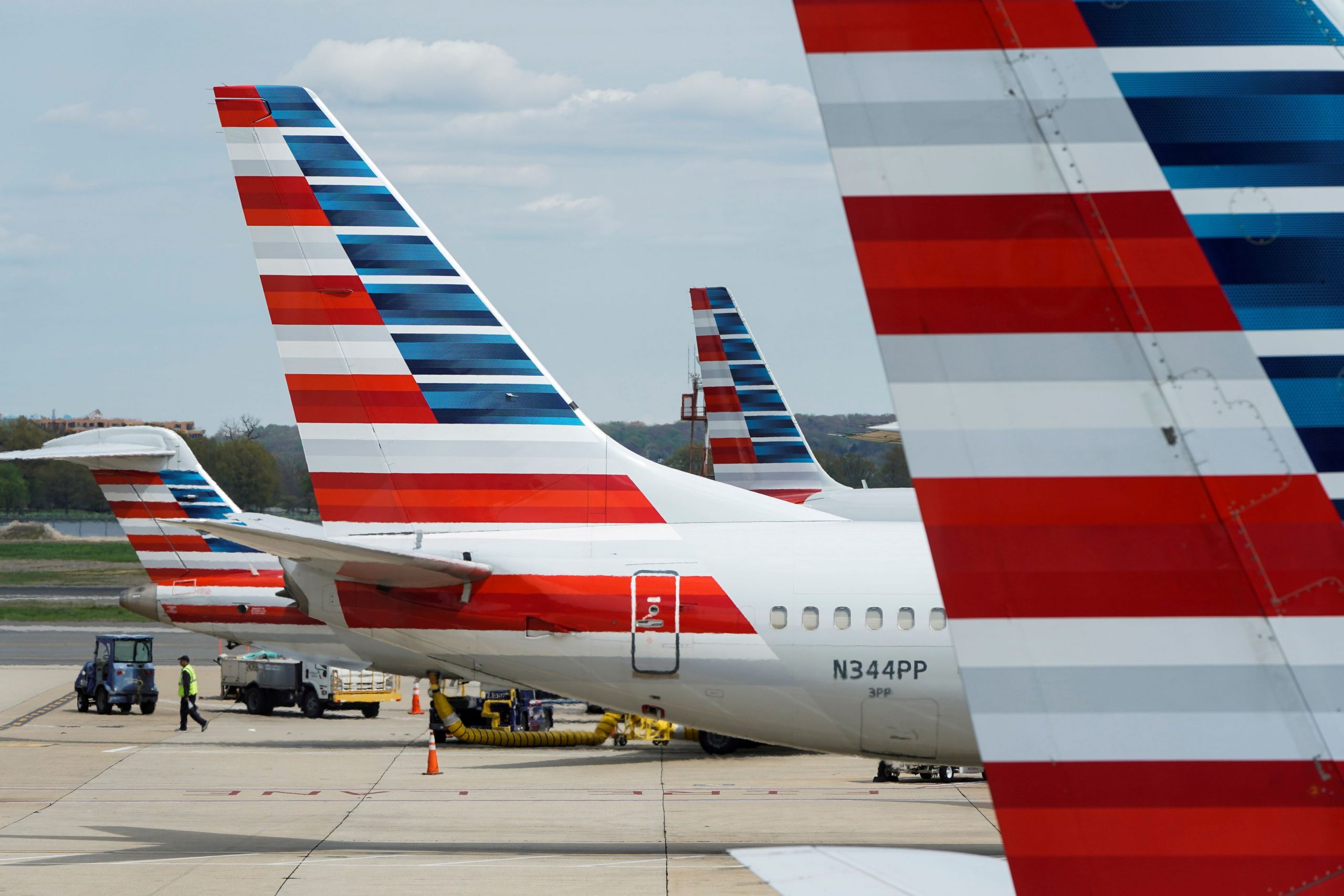 Η American Airlines ακύρωσε εκατοντάδες πτήσεις – «Ξέμεινε» από πιλότους και αεροσκάφη