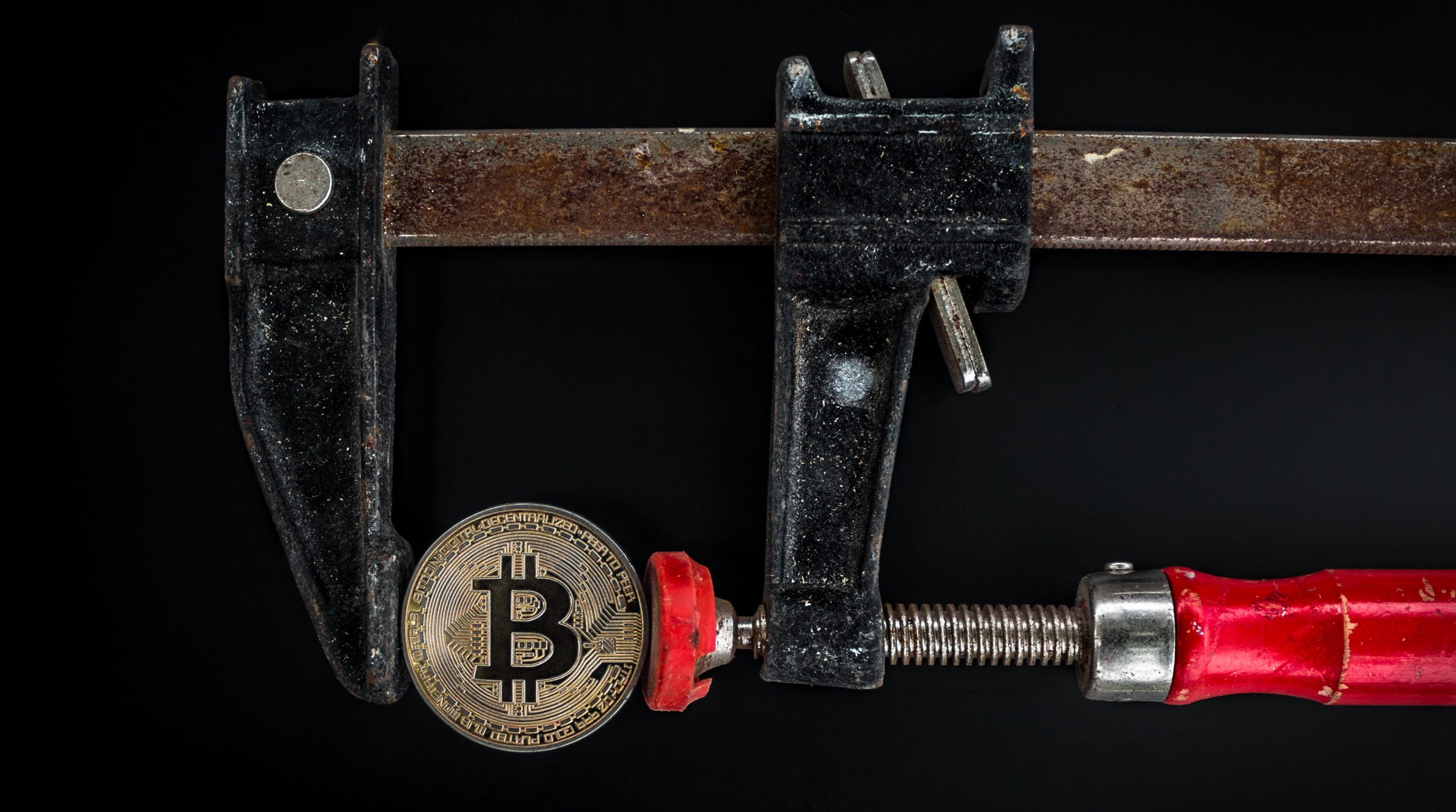 Τρεις «βουτιές» για το Bitcoin – Το «σφυροκόπημα» μπορεί να μην έχει τελειώσει