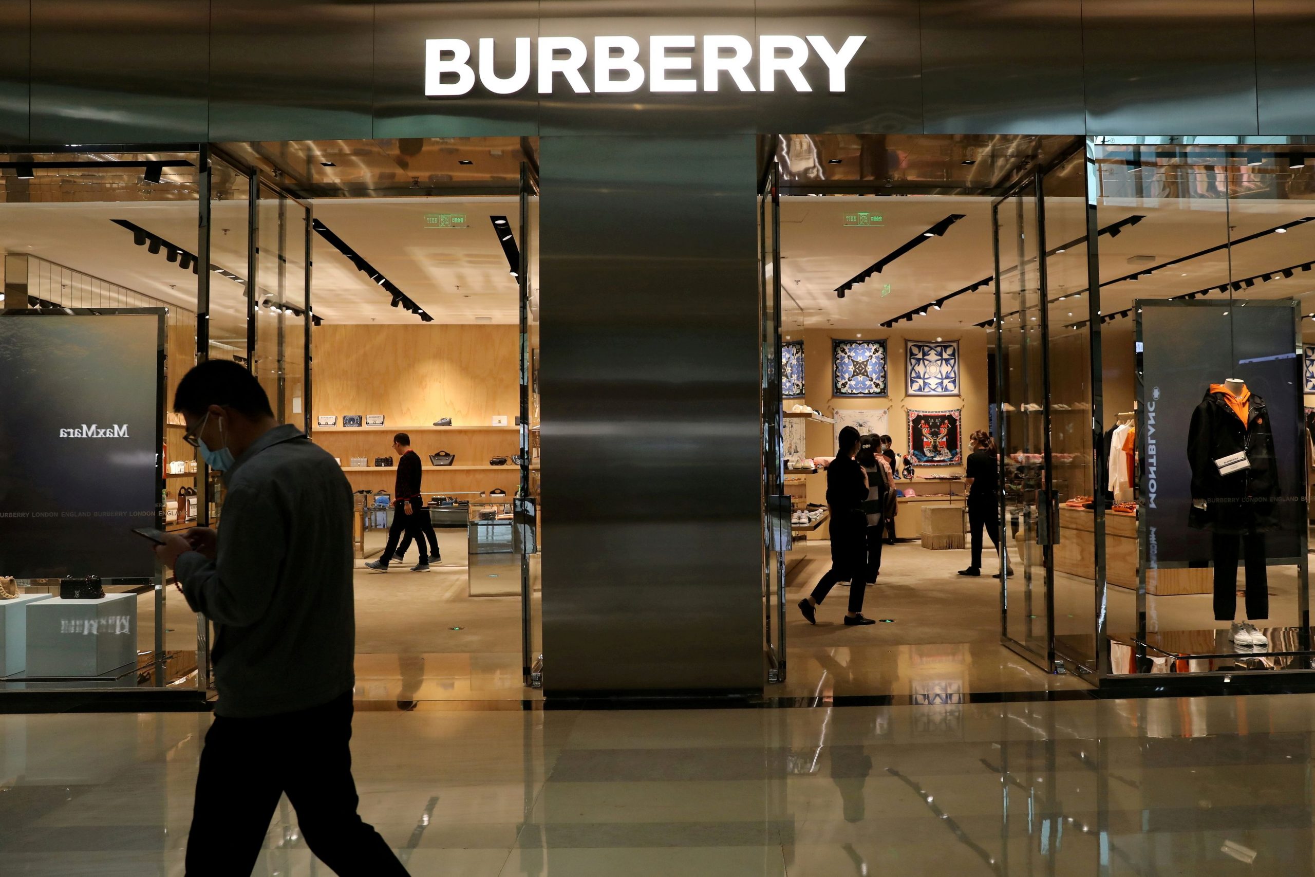 Burberry: Πτώση κατά 35% στις πωλήσεις στην Κίνα – Μόλις στο 1% ο ρυθμός αύξησης των πωλήσεων για το τρίμηνο