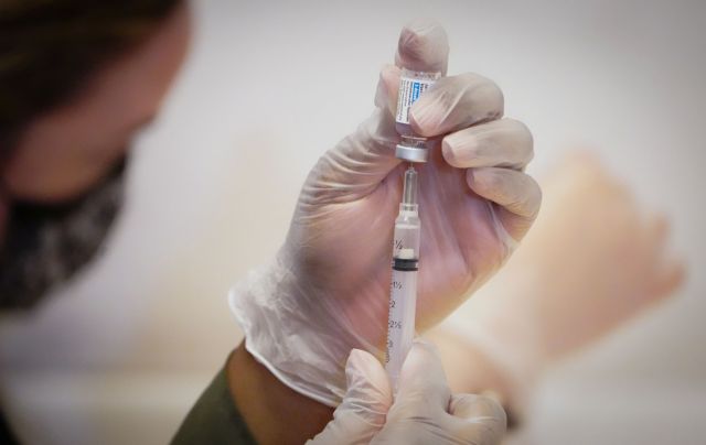 Υποχρεωτικός εμβολιασμός: Ποιους αφορά – Τι γίνεται σε περίπτωση άρνησης