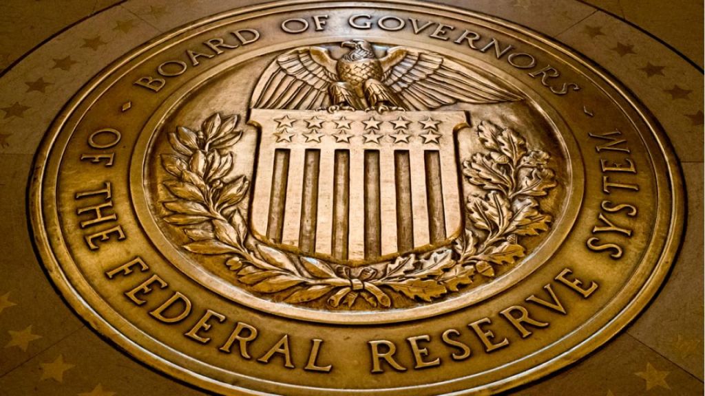 Fed: Ελλείψεις υλικών και δυσκολίες στις προσλήψεις συγκρατούν την ανάπτυξη