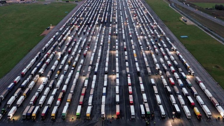 ΕΛΣΤΑΤ: Πτώση 12% του βάρους των εμπορευμάτων που διακινήθηκαν με φορτηγά