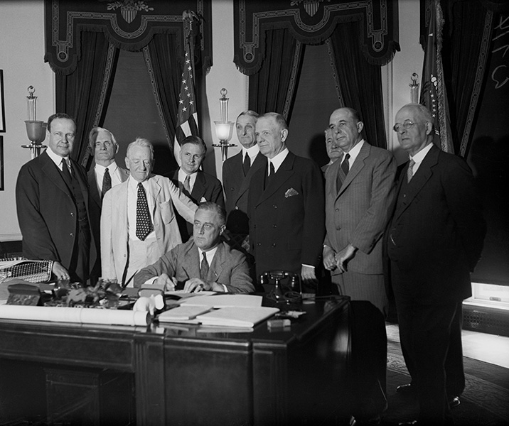 Σαν σήμερα το 1933, ο Πρόεδρος Ρούσβελτ υπέγραψε νομοσχέδια που εδραίωσαν το New Deal