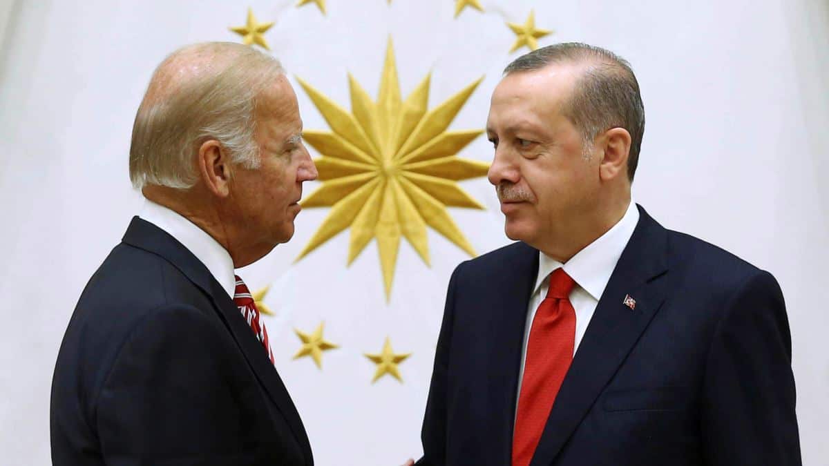 Çavuşoglu is “flirting” with the French and Erdogan with Biden