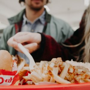 Tεχνητή νοημοσύνη: Τα κοινά με το junk food –  Εύκολη, γρήγορη, αλλά ανθυγιεινή