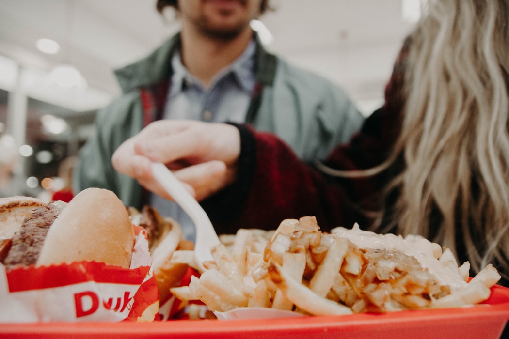 Βρετανία: Βάζει «φρένο» στις διαφημίσεις junk food