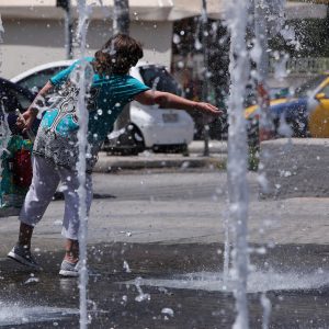 Καύσωνας: Πώς να προστατευτείτε – Τα συμπτώματα που χτυπούν «καμπανάκι»