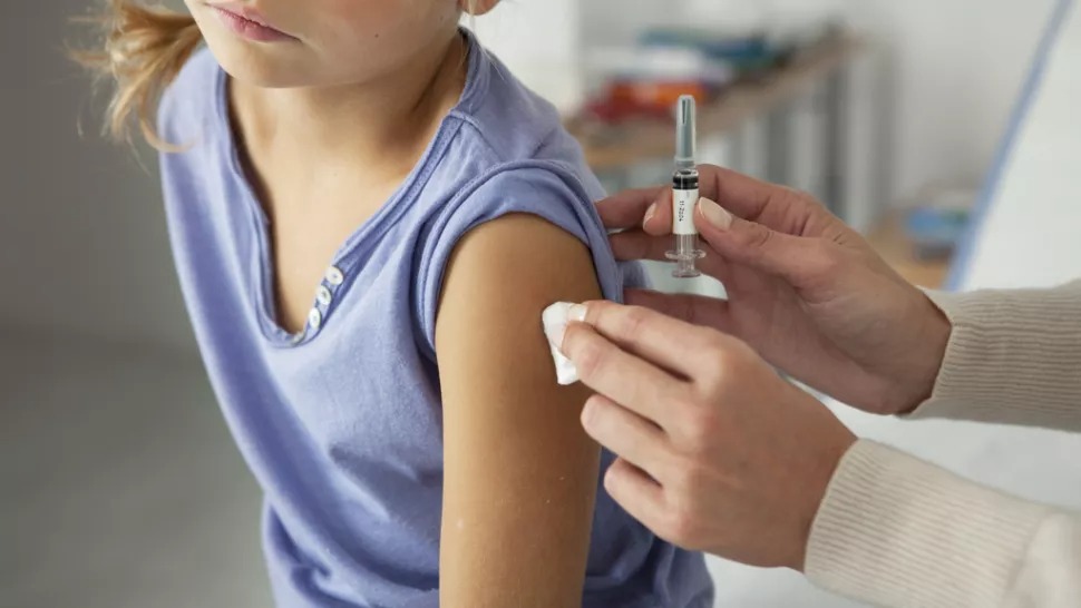 CDC: Συνιστά να εμβολιαστούν όλα τα παιδιά άνω των 12 ετών