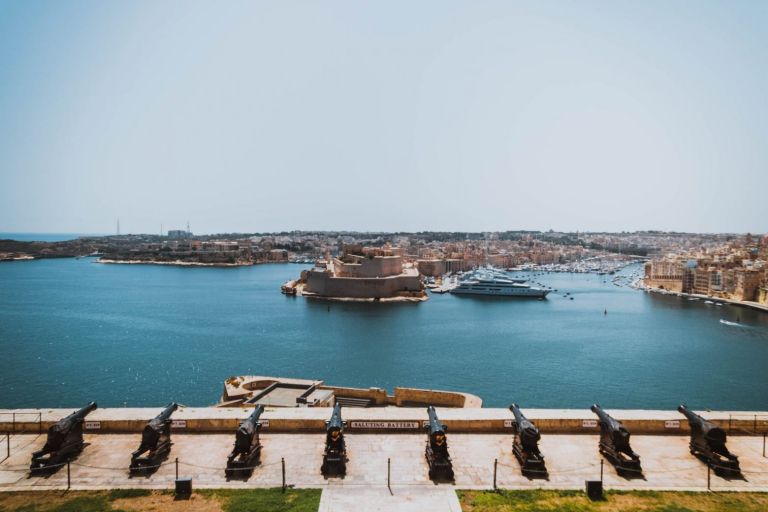 Μάλτα: Απαγορεύει την είσοδο σε ανεμβολίαστους Βρετανούς τουρίστες