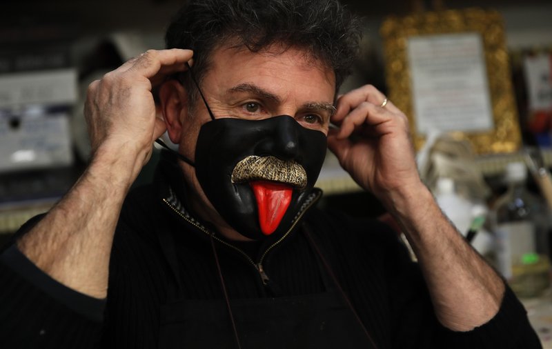 Ιταλία: Πετάει τις μάσκες