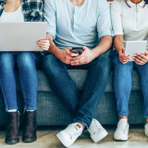 Millennials: Η γενιά που ξοδεύει και καλοπερνά
