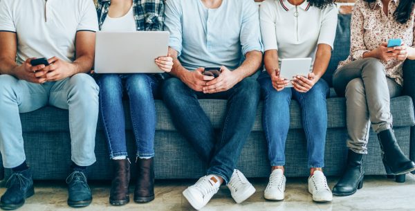 Millennials: Η γενιά που ξοδεύει και καλοπερνά