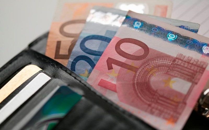 Τσακλόγλου: Εφικτός ο στόχος για κατώτατο μισθό στα 950 ευρώ