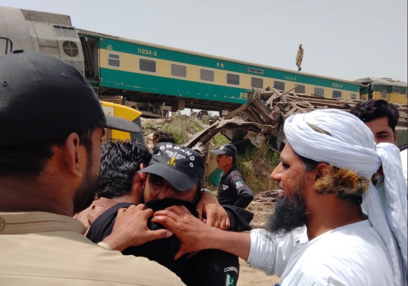 Πακιστάν: Πάνω από 40 νεκροί σε σύγκρουση δύο επιβατηγών τρένων [Video]