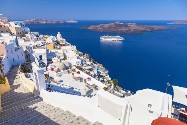 Ship with 119 passengers collides with the port of Santorini