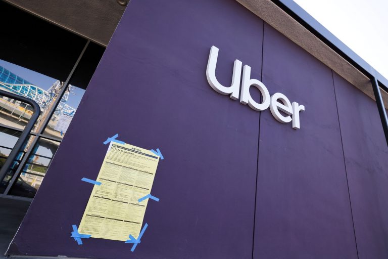 Συνεργασία Uber με τη «ΦΟΡ ΕΣ» στη Σαντορίνη