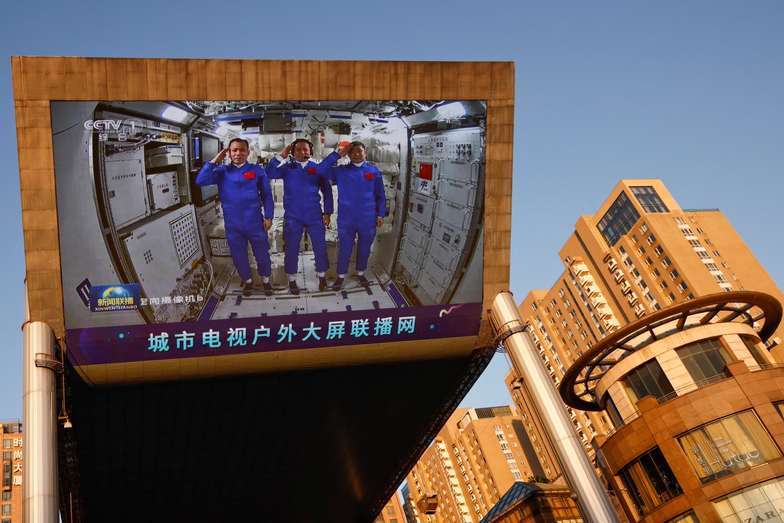 Άφιξη τριών αστροναυτών στον κινεζικό διαστημικό σταθμό
