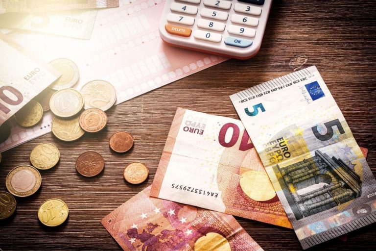 ΟΠΕΚΑ: Πότε πληρώνονται Ελάχιστο Εγγυημένο Εισόδημα, επίδομα παιδιού και γέννησης