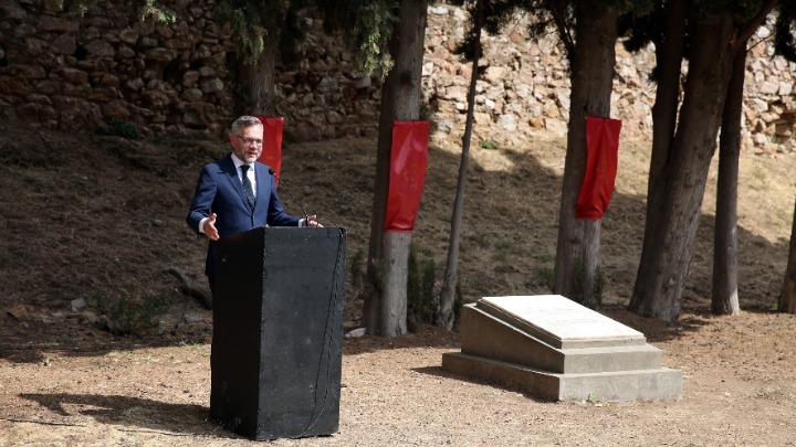 Ροτ: Απέτισε φόρο τιμής στους εκτελεσθέντες στο Σκοπευτήριο της Καισαριανής