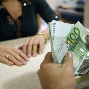 ΤτΕ: Πτώση 15 εκατ. ευρώ στις καταθέσεις του ιδιωτικού τομέα τον Απρίλιο