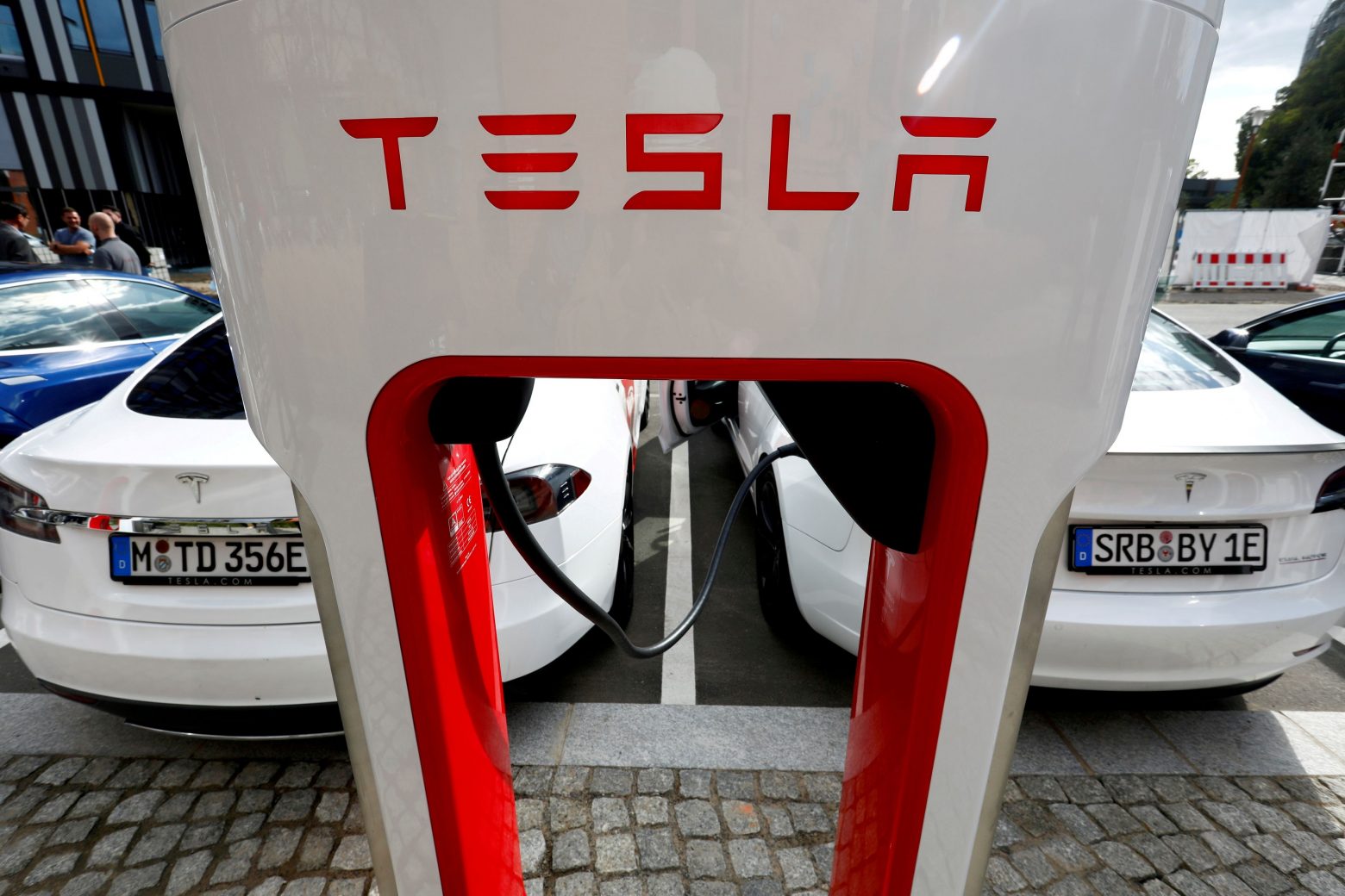 Ιλον Μασκ: «Ανοίγει» τους supercharger της Tesla και σε άλλα ηλεκτρικά οχήματα