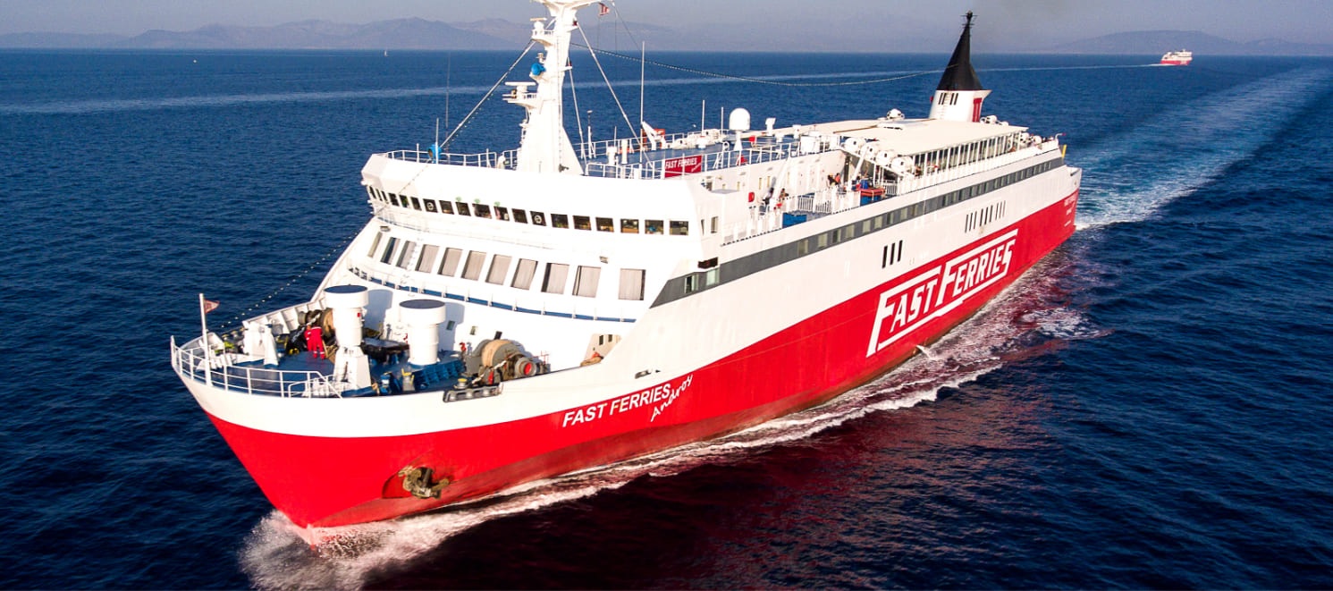 «Fast Ferries Andros»: Μετά από 18 ώρες έδεσε στη Ραφήνα με τους 734 επιβάτες