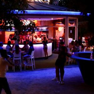 Τι αλλάζει σε λίγες ώρες για τους ανεμβολίαστους – Όλα τα μέτρα