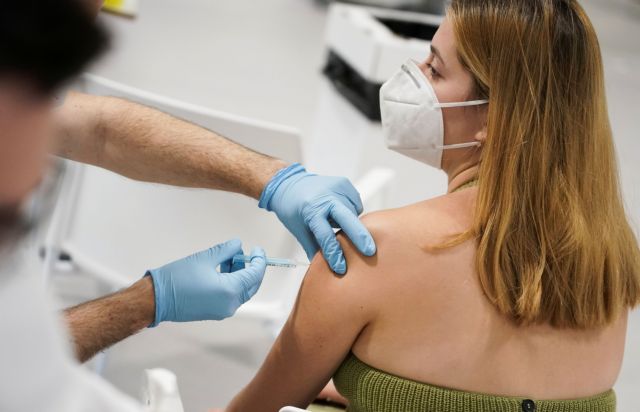 Ακόμη κι αν κολλήσουν covid οι εμβολιασμένοι δεν κινδυνεύουν με σοβαρή νόσηση