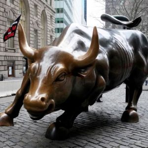 Wall Street: Οι ταύροι, ο χρυσός σταυρός και η αποστασιοποίηση από τη Fed