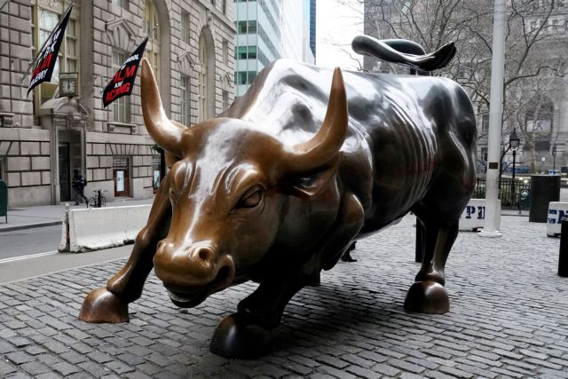 Wall Street: Οι ταύροι, ο χρυσός σταυρός και η αποστασιοποίηση από τη Fed