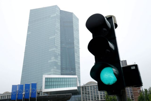 Η ΕΚΤ αναθεωρεί τη στρατηγική της στη νομισματική πολιτική