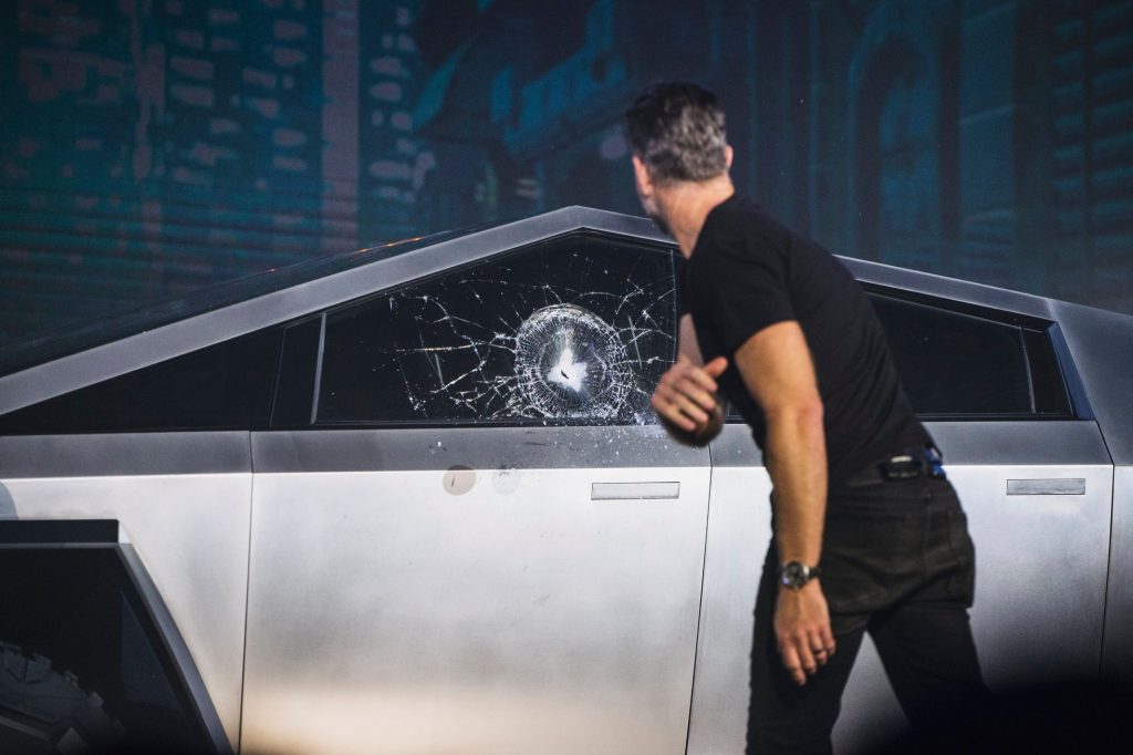 Tesla: Έχει συζητήσει την κατασκευή μιας μικρότερης έκδοσης του Cybertruck