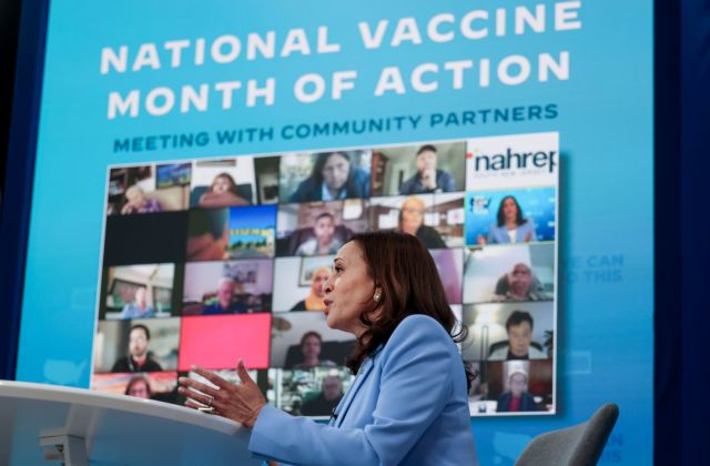 ΗΠΑ – Φουντώνει η συζήτηση για τον υποχρεωτικό εμβολιασμό των εκπαιδευτικών