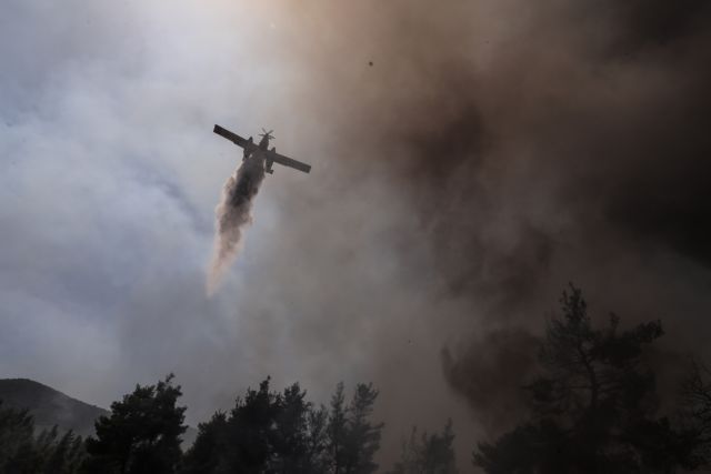 Πυρκαγιά στην Αχαϊα: Προληπτική εκκένωση οικισμών – Ζημιές σε σπίτια και τέσσερις τραυματίες