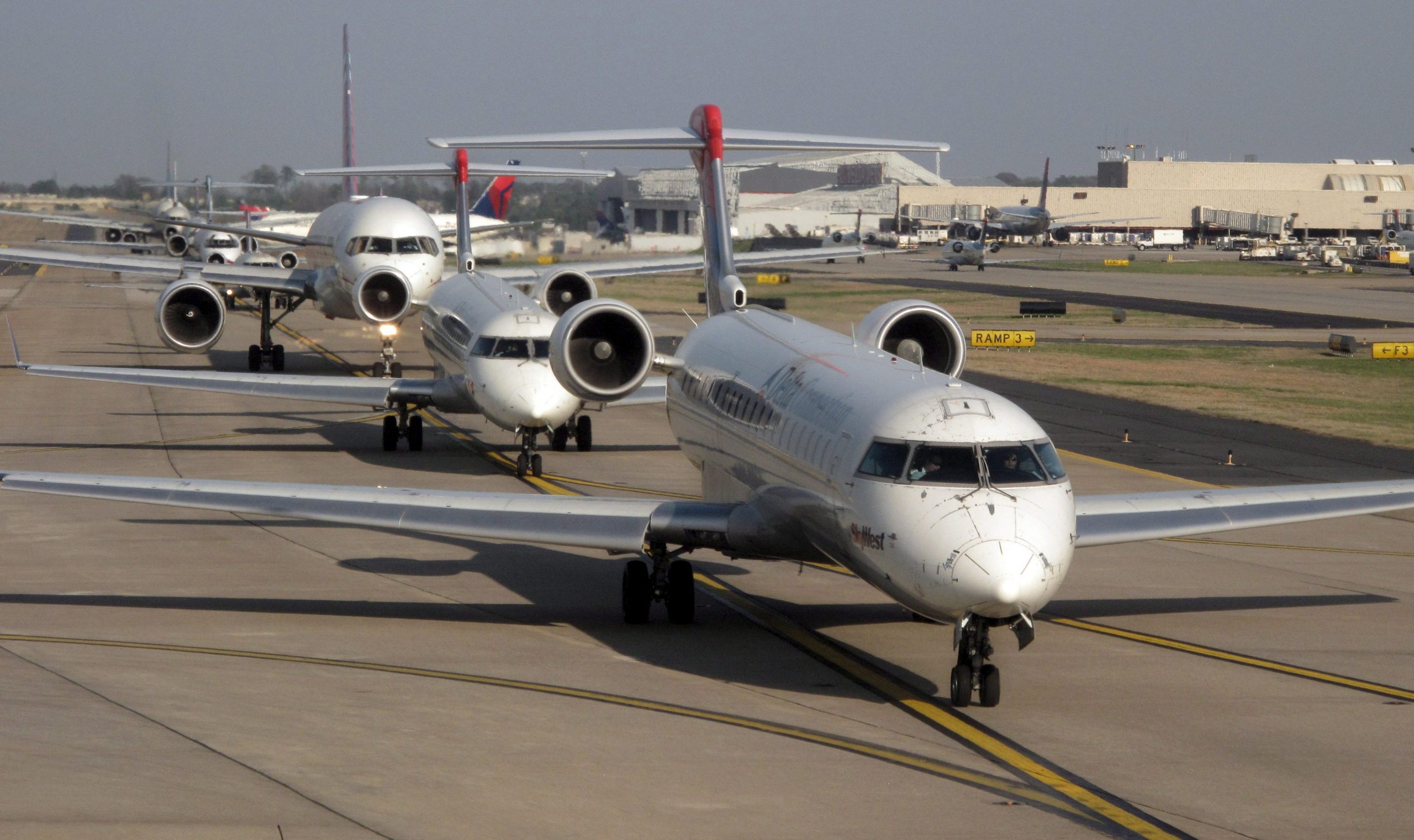 ΗΠΑ: Η αύξηση των κρουσμάτων προσγειώνει ανώμαλα τις μετοχές των αεροπορικών εταιρειών