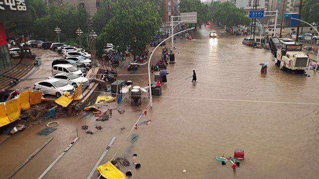 Κίνα: Δωρεές από τις αυτοκινητοβιομηχανίες για τους πλημμυροπαθείς