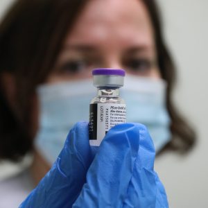 ΕΕ: Αιφνιδιαστικοί έλεγχοι για θέματα ανταγωνισμού στον τομέα των εμβολίων