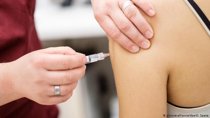 Κορωνοϊός: Ανακοινώθηκε ο εθελοντικός εμβολιασμός εφήβων 15 με 17 ετών