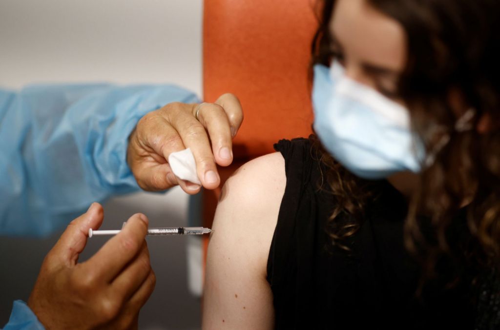 Κορωνοϊός: «Πράσινο φως» για τον εμβολιασμό των 16άρηδων μόνο με Pfizer