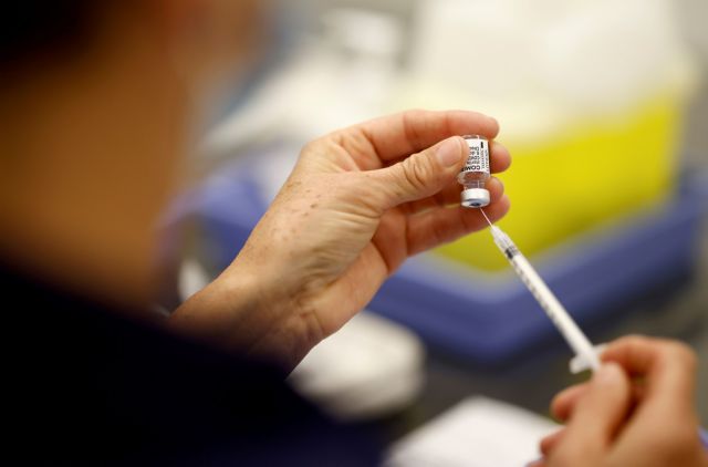 Γαλλία: «Πάγωσε» η πλατφόρμα για τους εμβολιασμούς
